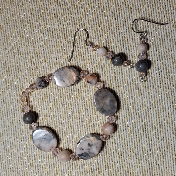 Handmade stretch bracelet and earrings - Picture 1 of 2